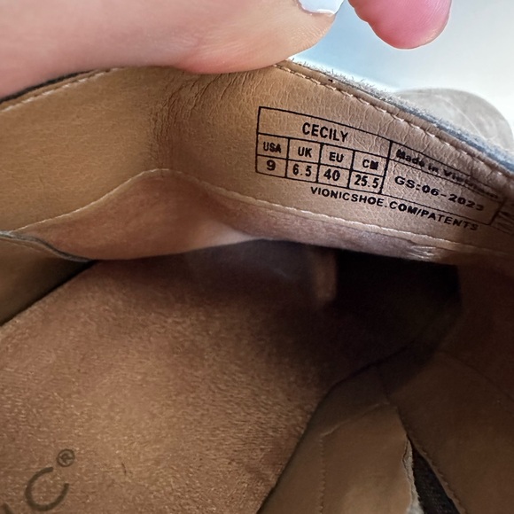 Size 9 vionic booties. Great condition - Picture 2 of 5